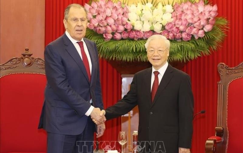 Party General Secretary Nguyen Phu Trong (R) receives Russian FM Sergey Lavrov. (Photo: VNA)