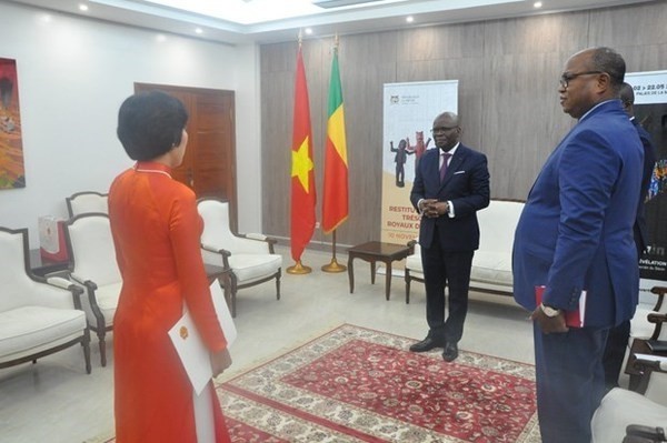 Vietnamese Ambassador to Morocco and Benin Dang Thi Thu Ha (L) presents her credentials to Beninese Foreign Minister Aurélien Agbenonci. (Photo: baoquocte.vn)