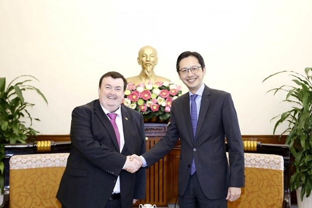 Assistant to the Vietnamese Foreign Minister Do Hung Viet (R) receives Minister of State at the Irish Department of Foreign Affairs Colm Brophy (Photo: baoquocte.vn)