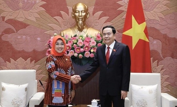 Standing Vice Chairman of the National Assembly Tran Thanh Man (R) receives Chairperson of DPD Committee for Parliamentary Cooperation Sylviana Murin (Photo: VNA)