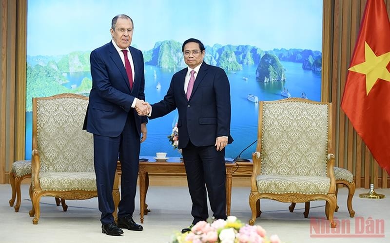 Prime Minister Pham Minh Chinh (R) receives Russian Minister of Foreign Affairs Sergey Lavrov. (Photo: VNA)