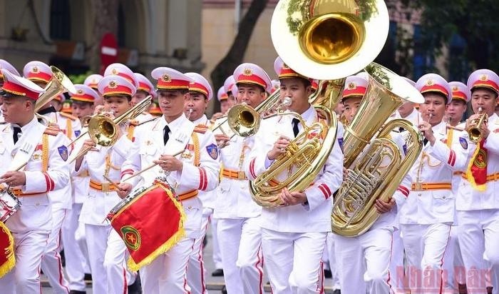 The 2022 ASEAN plus police music gala takes place in Hanoi's downtown Hoan Kiem Lake area. (Photo: NDO)