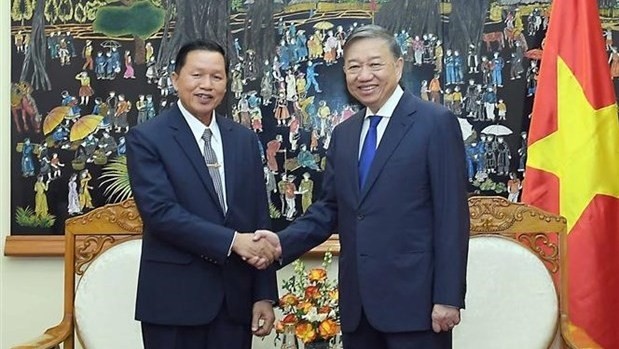 Minister of Public Security Gen. To Lam (R) receives Lao Deputy Minister of Public Security Lieut. Gen. Vanthong Kongmany (Photo: VNA)