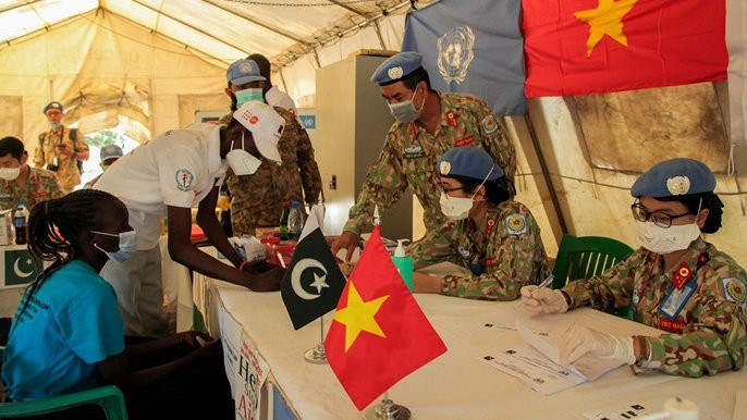 Vietnam's Level-2 Field Hospital Rotation 3 cooperates with Pakistan Level 1 Field Hospital to take samples for testing and give consultation on HIV-AIDS prevention and control to people in South Sudan. (Photo: mod.gov.vn)