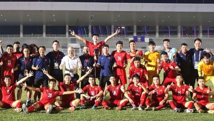 U19 Vietnam team cheers after earning ticket to AFF U19 Championship semi-finals. (Photo: VFF)