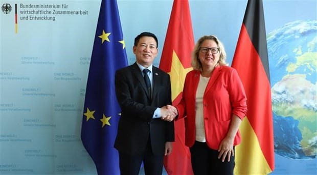 Minister of Finance Ho Duc Phoc (L) and BMZ Minister Svenja Schulze (Photo: VNA)