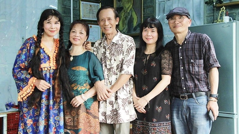 Poet Jang Geon – Seob (right) and Vietnamese artists, writers and poets (Photo: NDO)