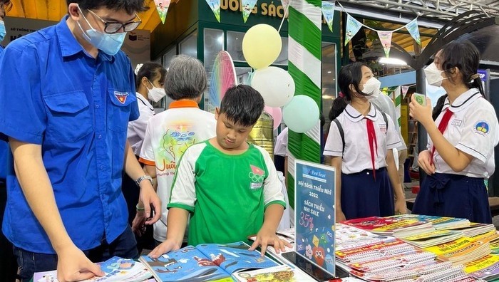 Many attractive activities are held at the book fair. (Photo: NDO)