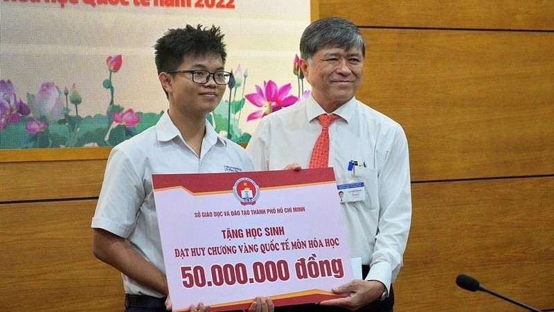 Nguyen Viet Phong receives the reward from the Ho Chi Minh City Department of Education and Training.