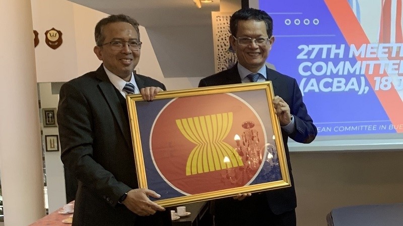 Vietnamese Ambassador to Argentina Duong Quoc Thanh (R) succeeds Malaysian Ambassador Nur Azman Abdul Rahim to become ACBA Chair (Photo: VNA)