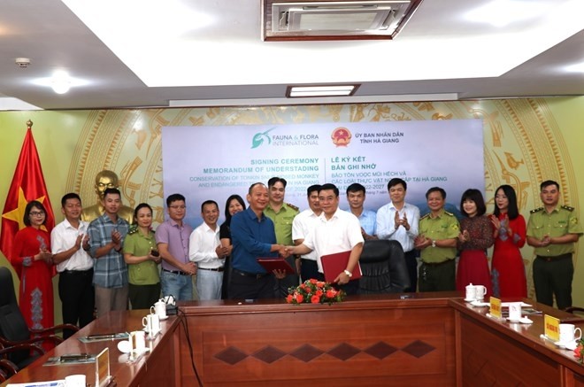 The Ha Giang administration and FFI sign the memorandum on the Tonkin snub-nosed monkey conservation on July 21. (Photo: VNA)