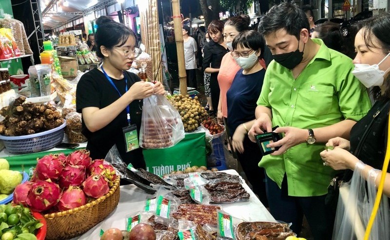 Visitors buy OCOP products at the fair.