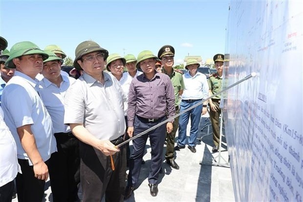 Prime Minister Pham Minh Chinh makes field trips to key projects in Nghe An province. (Photo: VNA)