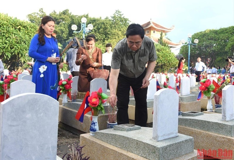 Prime Minister Pham Minh Chinh offers incense to commemorate heroic martyrs at the Vietnam – Laos International Martyrs' Cemetery in Nghe An Province. (Photo: NDO/Tran Hai)