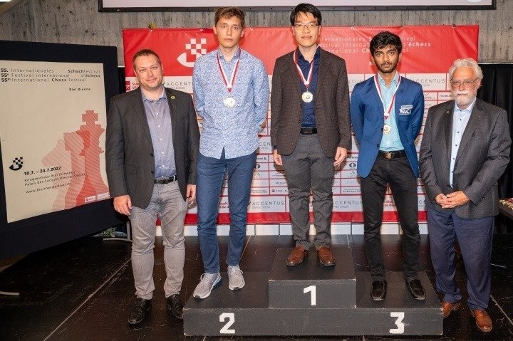 Vietnam’s no. 1 chess player Le Quang Liem (centre) wins the Grandmaster Triathlon in Biel, Switzerland. (Photo: FIDE)