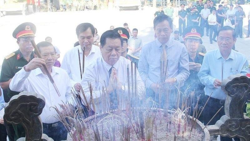 Secretary of the Party Central Committee (PCC) and Head of the PCC’s Commission for Communication and Education Nguyen Trong Nghia offer incense to commemorate fallen soldiers in Quang Tri province.