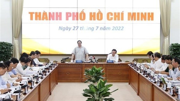 PM Pham Minh Chinh (standing) works with key leaders of Ho Chi Minh City (Photo: VNA)
