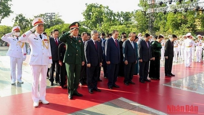 The leaders pay tribute to fallen combatants. (Photo: NDO)