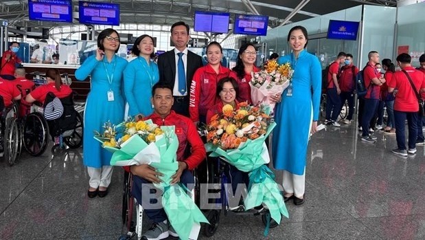 Some athletes and Vietnam Airlines staff members pose for a photo at the ceremony. (Source: Vietnam Airlines)