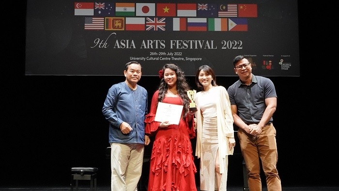 Bella Vu (second from left) wins gold medal at Asia Arts Festival (Photo: VNExpress)