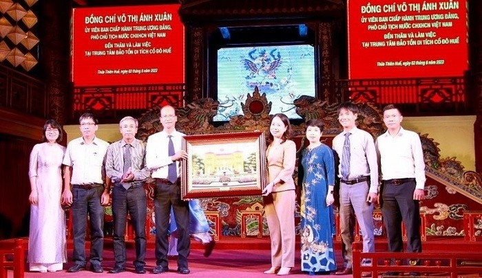 Vice President Vo Thi Anh Xuan (third from left) presents a portrait of President Ho Chi Minh to the staff of the Hue Monuments Conservation Centre