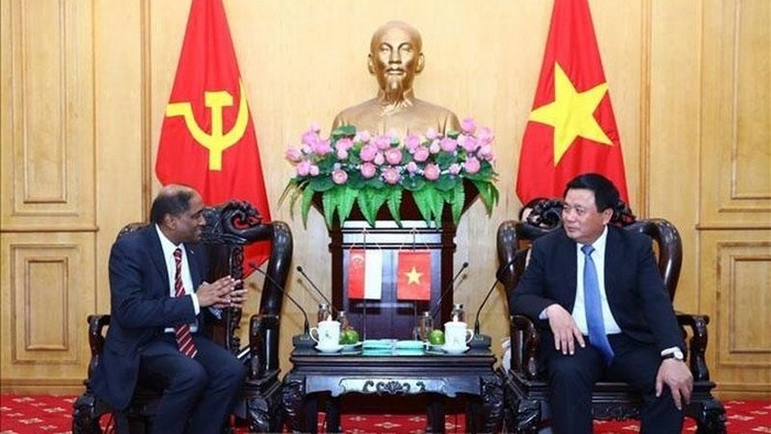 Politburo member Nguyen Xuan Thang (right) receives Singaporean Ambassador to Vietnam Jaya Ratnam. (Photo: VNA)
