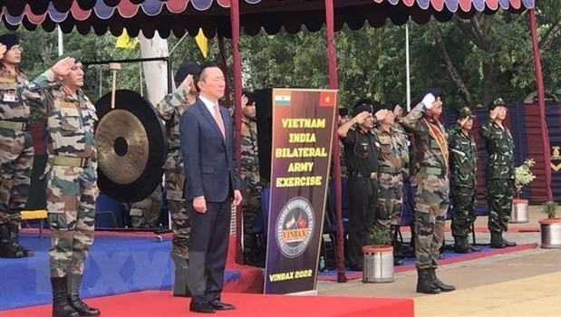  Vietnamese Ambassador to India Pham Sanh Chau and soldiers of Vietnam and India at the opening ceremony of VINBAX 2022 (Photo: VNA) 
