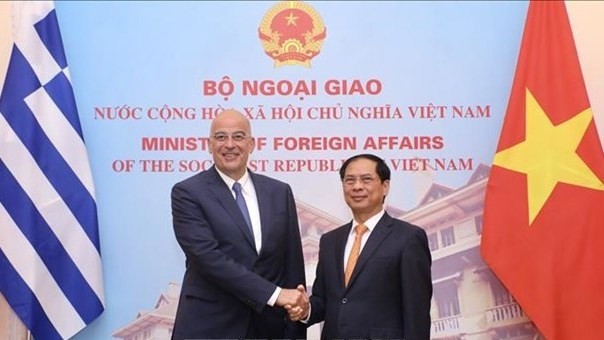 Minister of Foreign Affairs Bui Thanh Son (right) and his Greek counterpart Nikolaos Dendias (Photo: VNA)