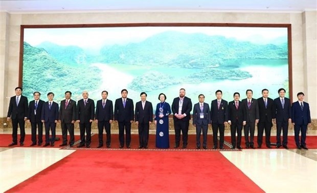 Deputy Prime Minister Pham Binh Minh (eighth from left) poses for a photo with the guests. (Photo: VNA)