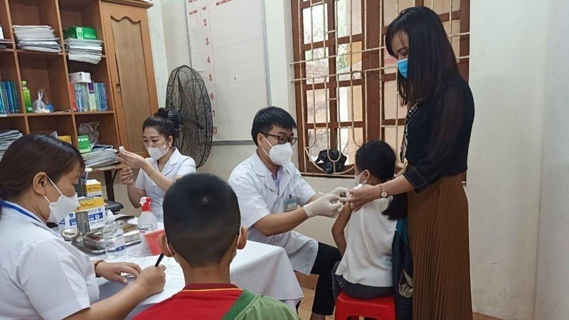 Children in Thai Binh Province are vaccinated against COVID-19.