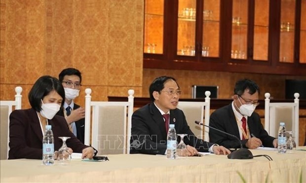 Minister of Foreign Affairs Bui Thanh Son (centre) speaks at an event as part of the 55th ASEAN Foreign Ministers’ Meeting (AMM-55) and related meetings in Phnom Penh. (Photo: VNA)