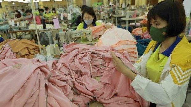 Making clothes at a garment company in Hanoi. Clothing is among the top 5 export products to UK markets. (Photo: VNA)