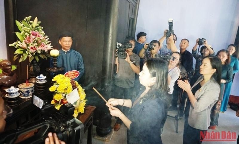 Vice President Vo Thi Anh Xuan offers incense at the memorial house dedicated to President Ho Chi Minh at No.112 Mai Thuc Loan Street (Photo: NDO)