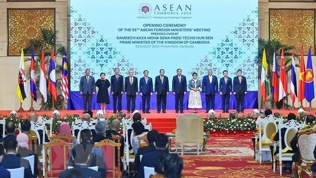Cambodian PM Hun Sen, ASEAN General Secretary and ASEAN foreign ministers pose for a group photo (Source: VNA)