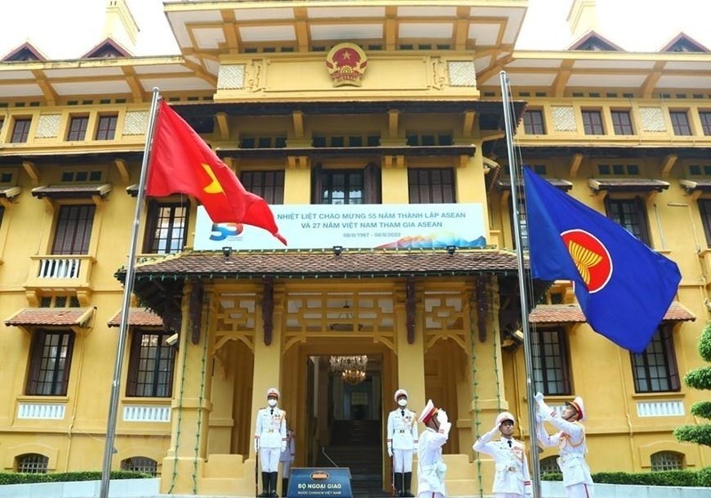 The ASEAN flag is hoisted at a ceremony in Hanoi (Photo: VNA)