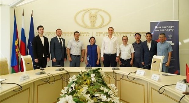 Representatives of Vietnam delegation and Russia’s Krasnodar province pose for a group photo. (Photo: VNA)