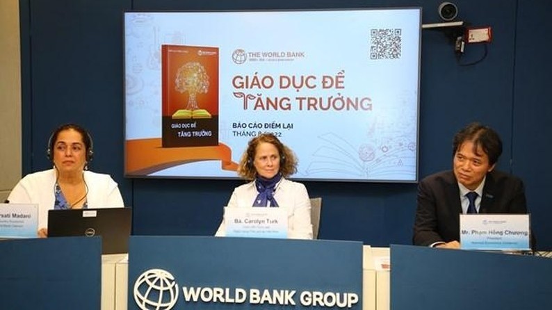 At the press conference to release the report. (Photo: WB Vietnam)