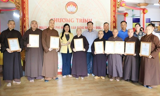Chairwoman of the Hanoi VFF Committee Nguyen Lan Huong (fourth from the left) honours Buddhist monks and nuns for the donations. (Photo: hanoimoi.com.vn)