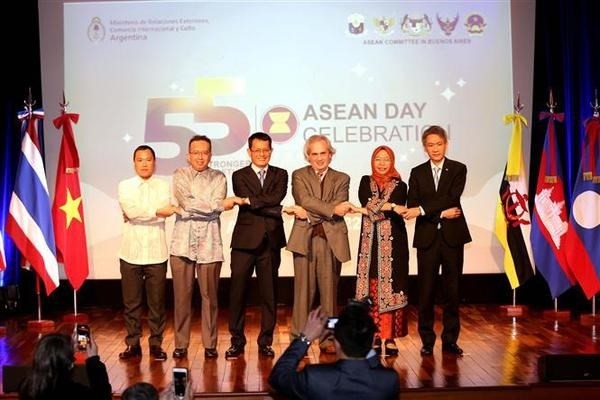 Argentinian Deputy Foreign Minister Pablo Tettamanti  (third, right) and ambassadors of ASEAN countries at the ceremony. (Photo: VNA)