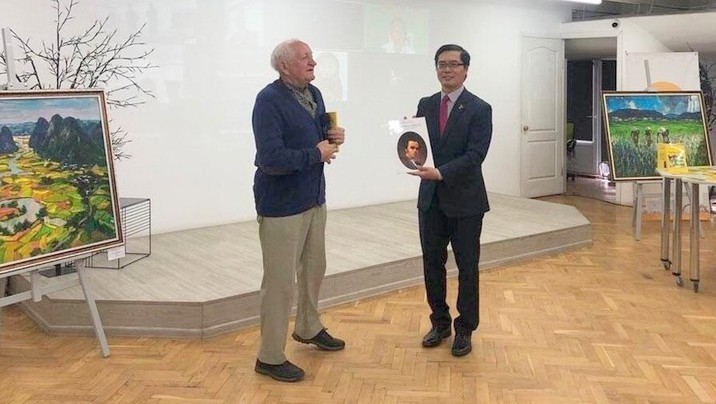 Professor Vasily Nevolov (L) presents a collection of poetry by celebrated Ukrainian poet Taras Shevchenko to Vietnamese Ambassador to Ukraine Nguyen Hong Thach at the ceremony.
