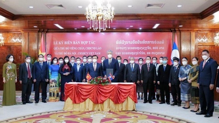 The delegation of the Hanoi municipal Party Committee has just visited, worked and signed many important cooperation documents with the leaders of Vientiane. (Photo: NDO)