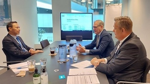 Vietnamese Ambassador to Denmark Luong Thanh Nghi (L) at working session with Deputy Director General of the Confederation of Danish Industry (DI) Thomas Bustrup (Photo: VNA)