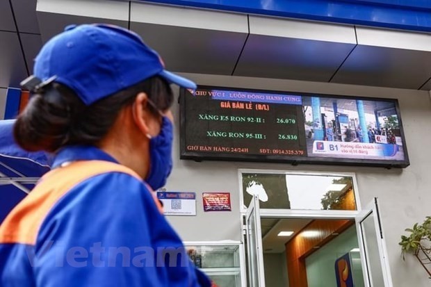 A Petrolimex gas station prepares for the listing of new petrol prices. (Photo: VNA)
