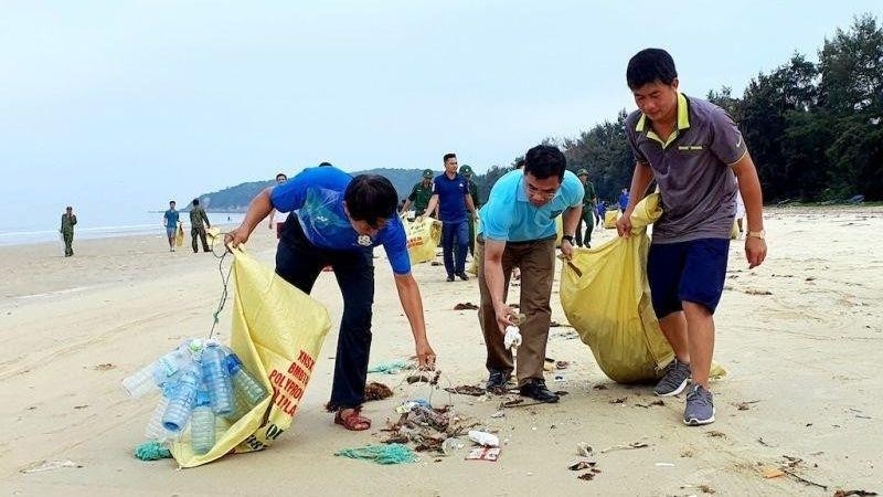 Agencies, departments, branches, organisations, unions, armed forces and people of Co To island district came out to clean the beach.