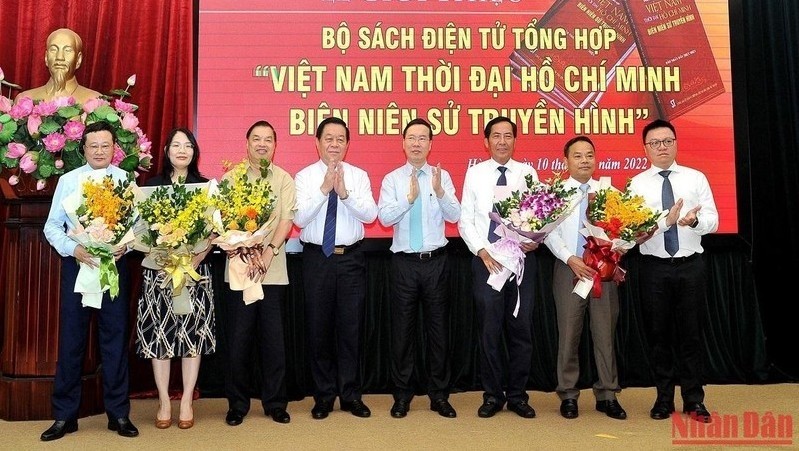 Flowers are presented to the editors of the e-book. (Photo: Dang Khoa)