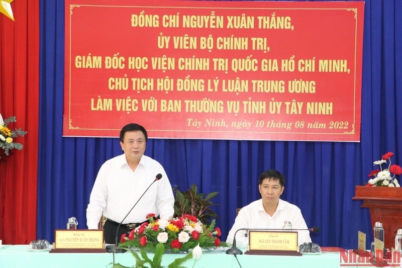 Politburo member Nguyen Xuan Thang speaks at the session