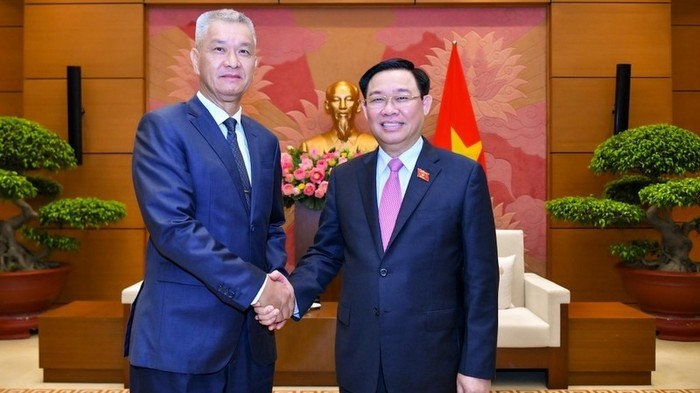 NA Chairman Vuong Dinh Hue receives Anouphap Tounalom, Secretary of the Lao People's Revolutionary Party (LPRP) Central Committee, and Secretary of the Party Committee and Chairman of the People’s Council of Vientiane. (Photo: NDO)