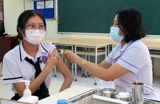 A student in Tuy Hoa (Phu Yen province) receives the first booster shot of COVID-19 vaccine (Photo: VNA) 