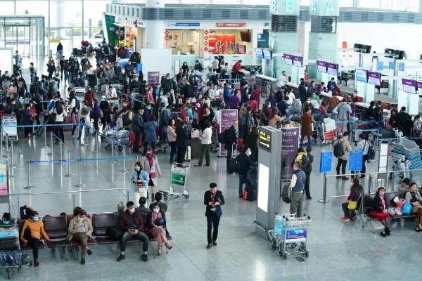 Crowds at the Noi Bai international airport, Hanoi (Photo: VNA)