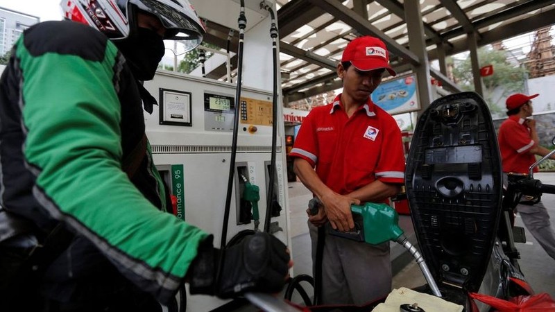 An employee at a Total fuel station fills up a motorcycle in south Jakarta February 12, 2015. (Photo: Reuters)